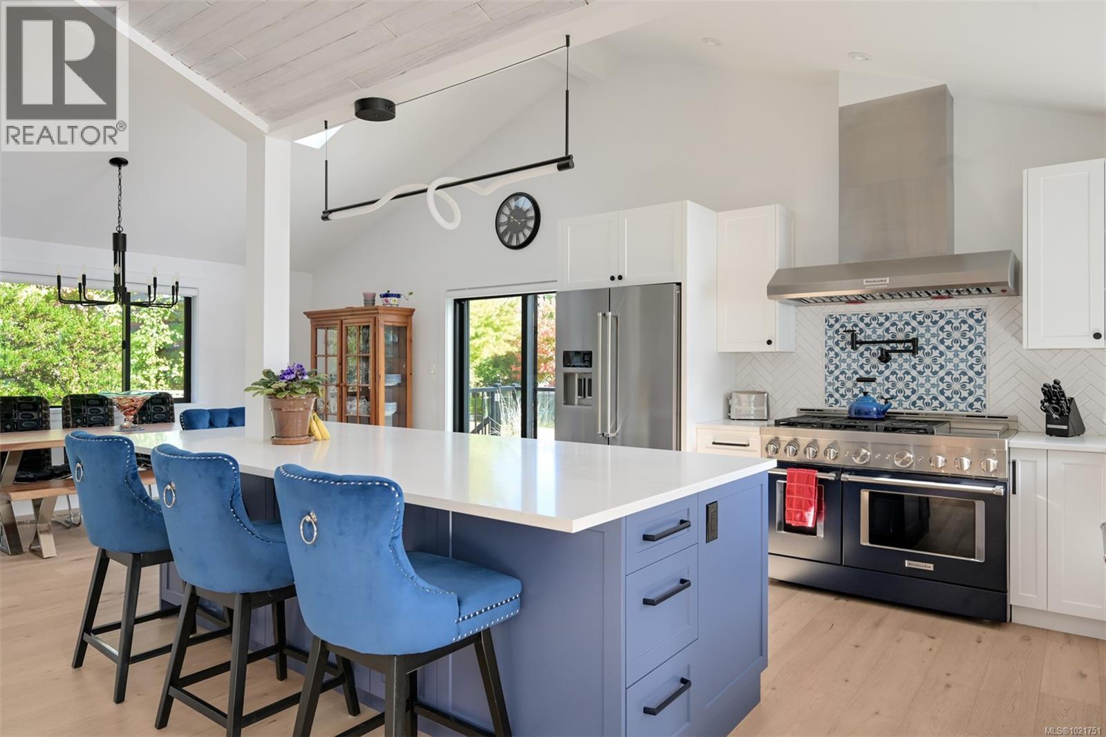 8 Woodville Pl, View Royal, BC - Indoor Photo Showing Kitchen With Upgraded Kitchen