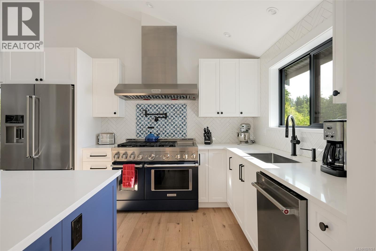 8 Woodville Pl, View Royal, BC - Indoor Photo Showing Kitchen With Upgraded Kitchen