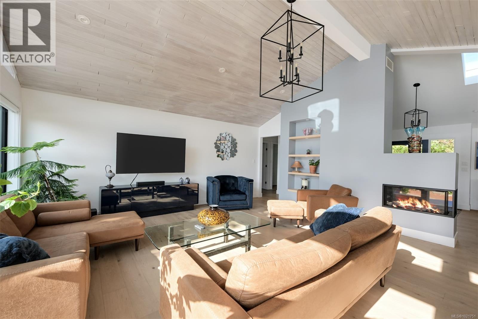 8 Woodville Pl, View Royal, BC - Indoor Photo Showing Living Room With Fireplace