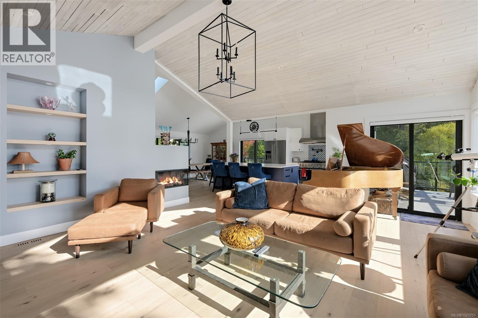 8 Woodville Pl, View Royal, BC - Indoor Photo Showing Living Room