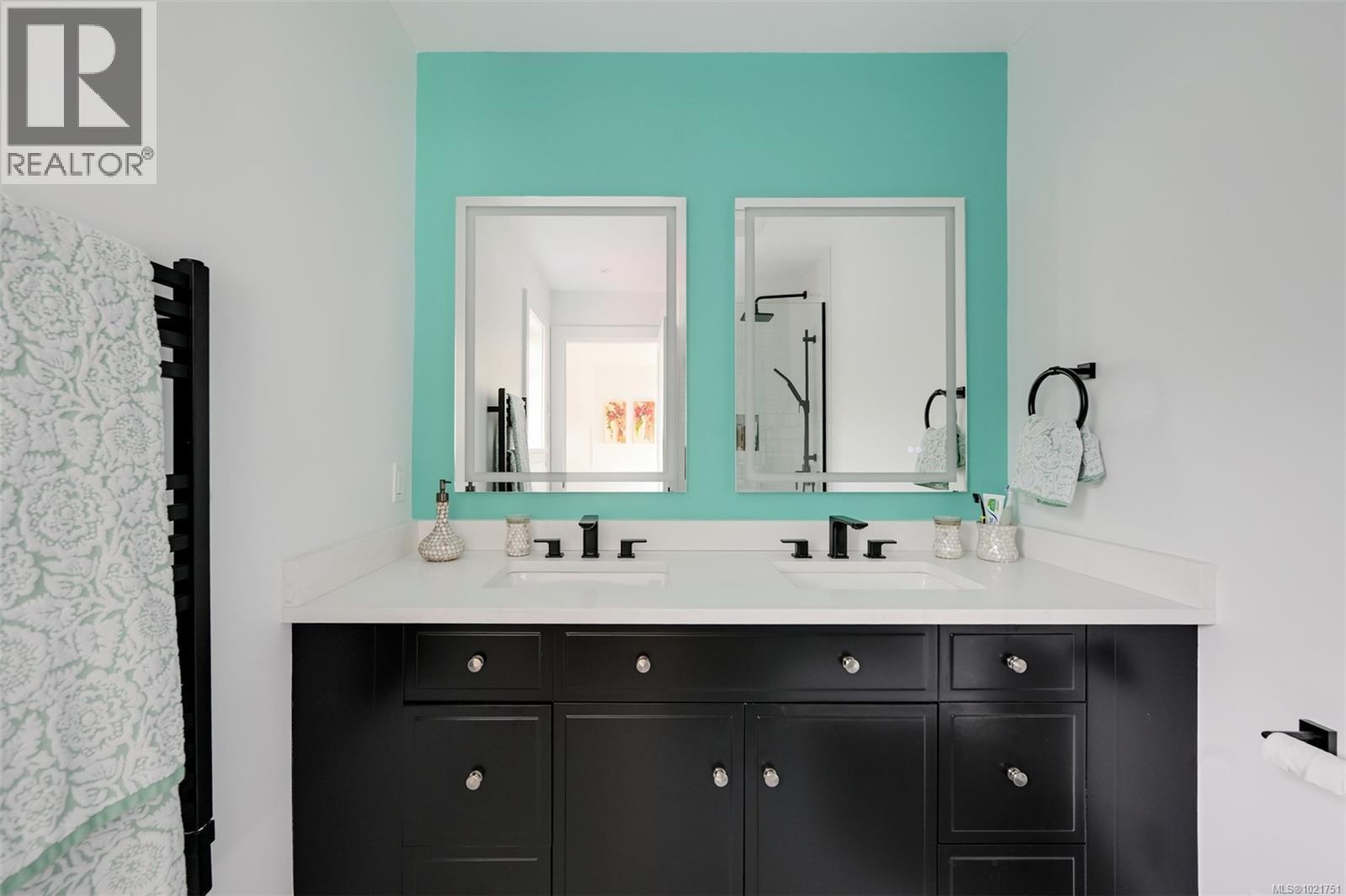 8 Woodville Pl, View Royal, BC - Indoor Photo Showing Bathroom