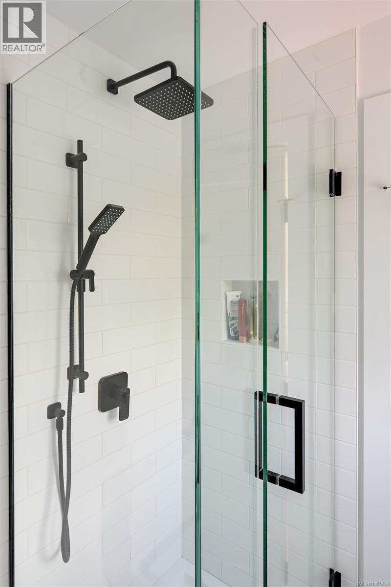 8 Woodville Pl, View Royal, BC - Indoor Photo Showing Bathroom