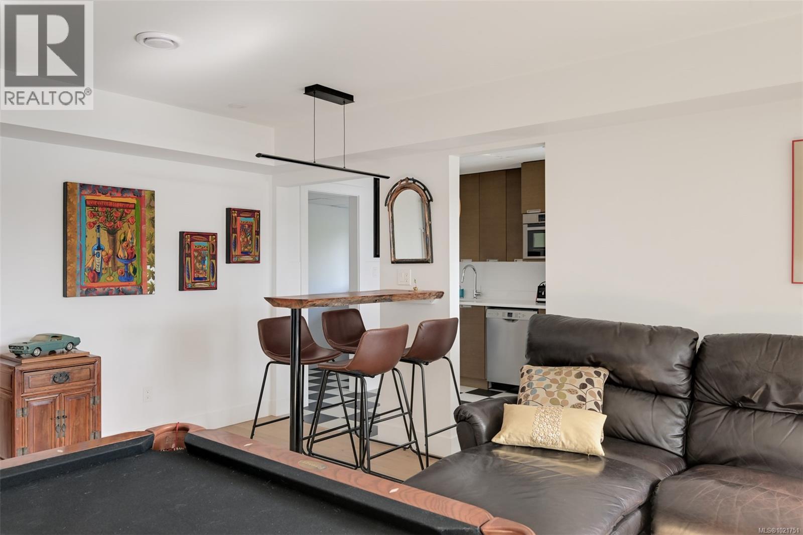 8 Woodville Pl, View Royal, BC - Indoor Photo Showing Living Room
