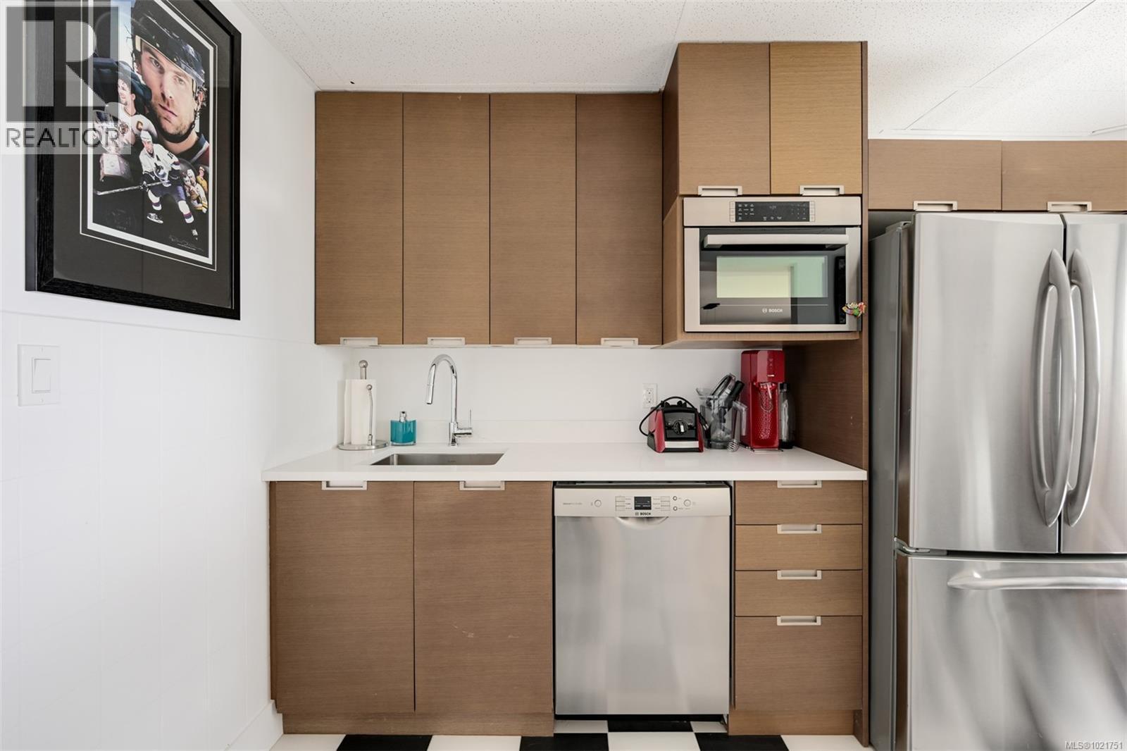 8 Woodville Pl, View Royal, BC - Indoor Photo Showing Kitchen
