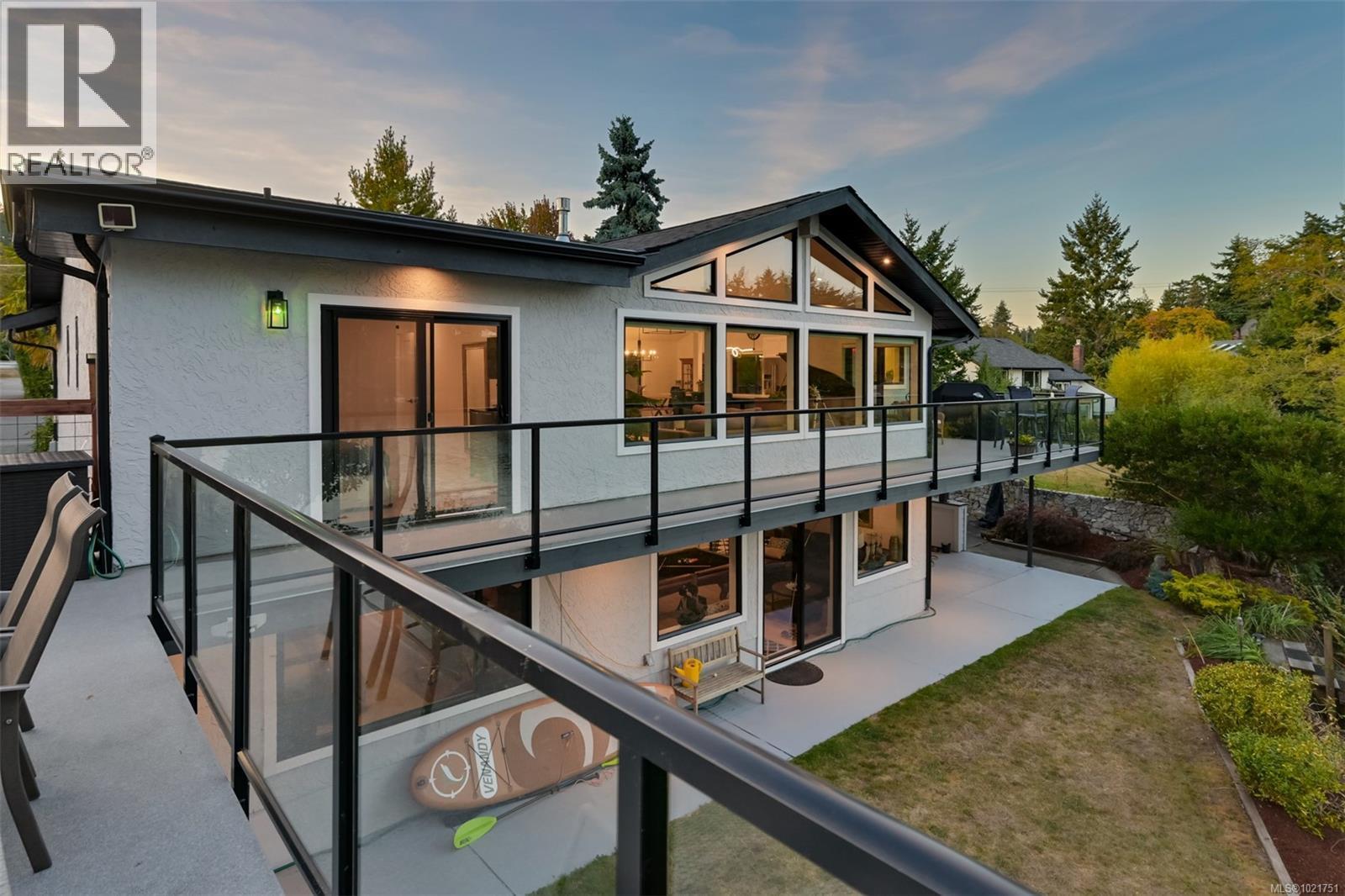 8 Woodville Pl, View Royal, BC - Outdoor With Exterior