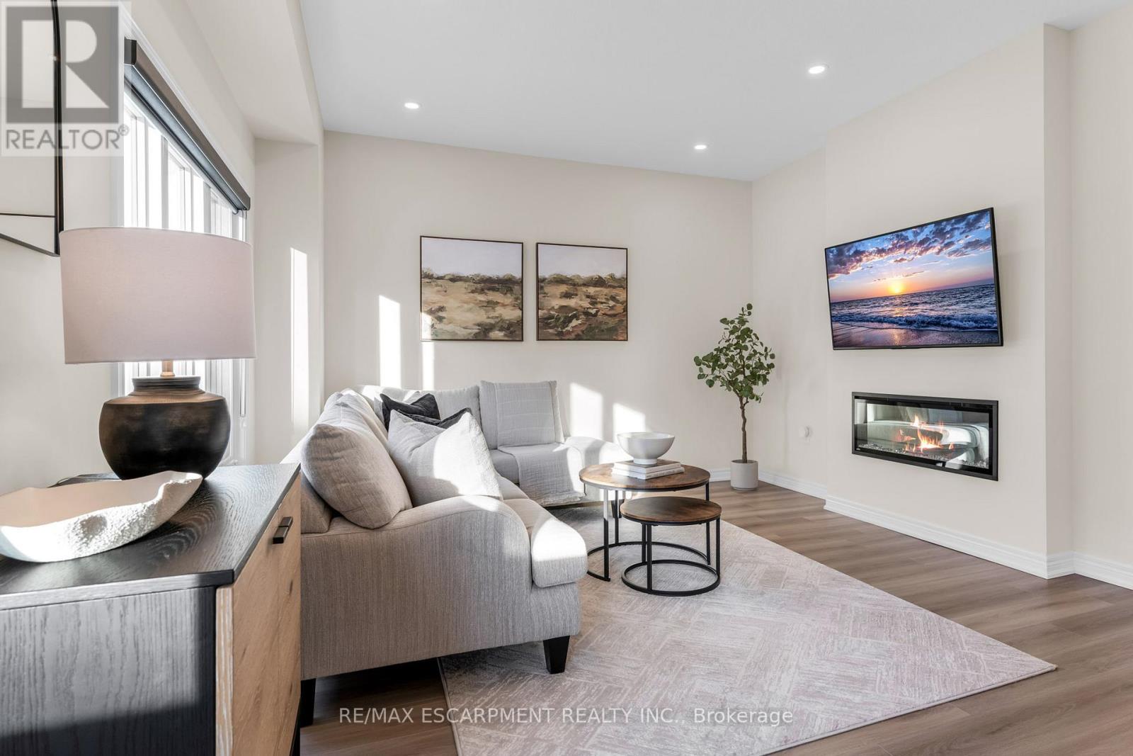 25 - 205 Thames Way, Hamilton, ON - Indoor Photo Showing Living Room With Fireplace