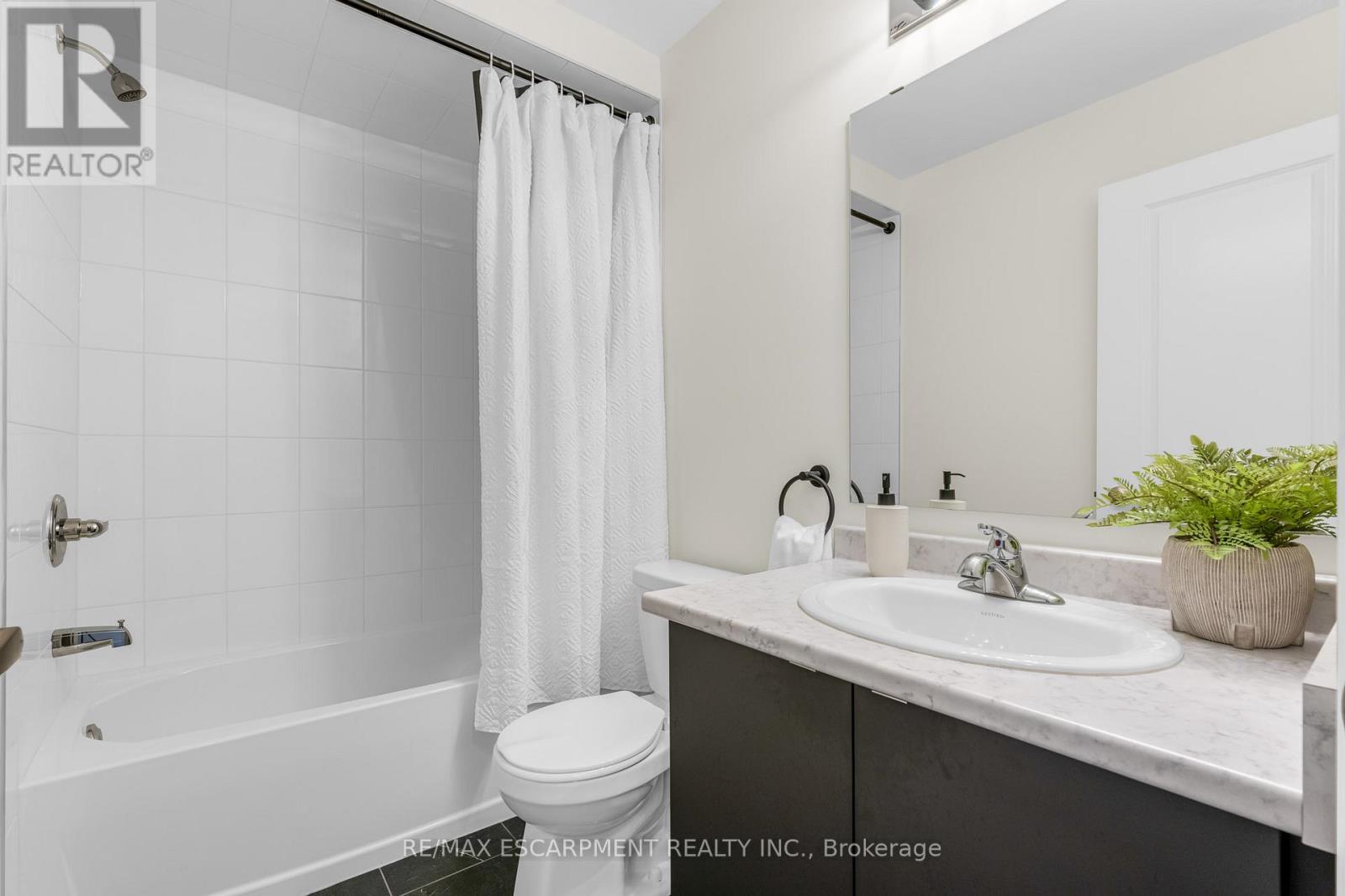 25 - 205 Thames Way, Hamilton, ON - Indoor Photo Showing Bathroom