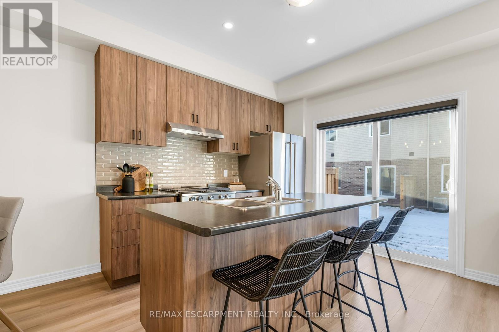 25 - 205 Thames Way, Hamilton, ON - Indoor Photo Showing Kitchen With Double Sink With Upgraded Kitchen