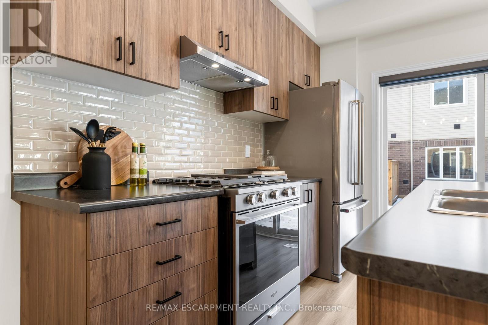 25 - 205 Thames Way, Hamilton, ON - Indoor Photo Showing Kitchen With Stainless Steel Kitchen With Double Sink With Upgraded Kitchen