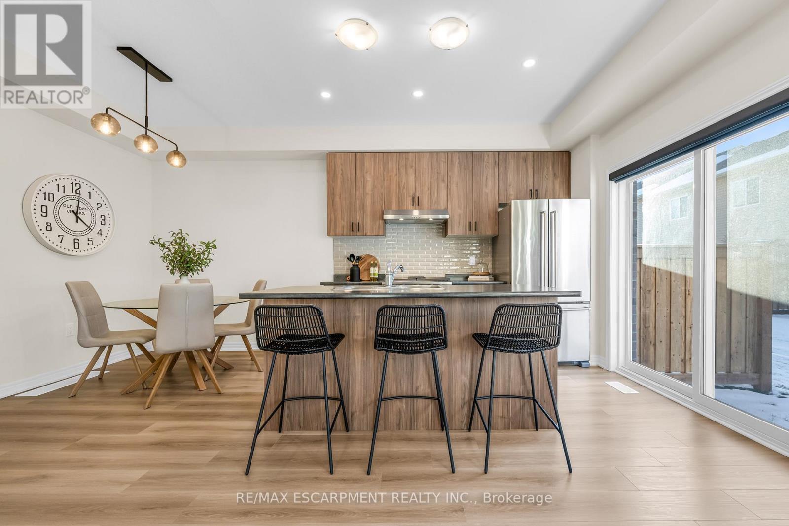 25 - 205 Thames Way, Hamilton, ON - Indoor Photo Showing Kitchen With Upgraded Kitchen