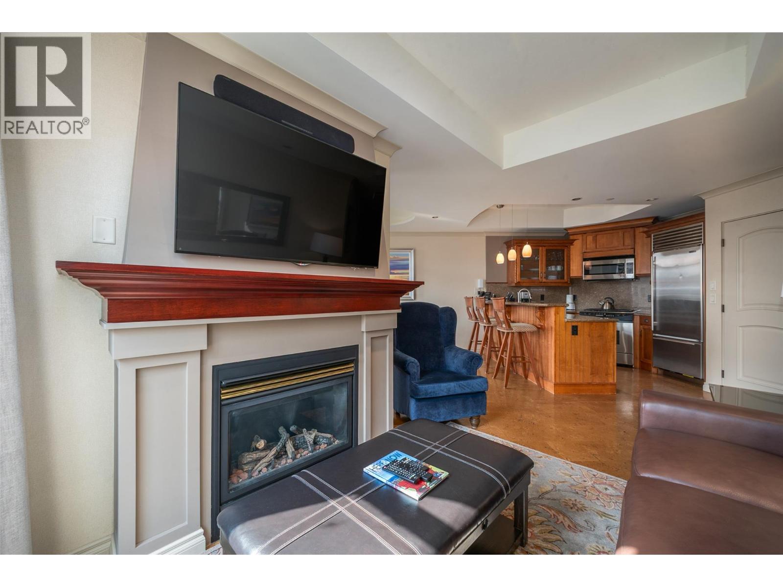 1288 Water Street Unit# 351 (C12), Kelowna, BC - Indoor Photo Showing Living Room With Fireplace