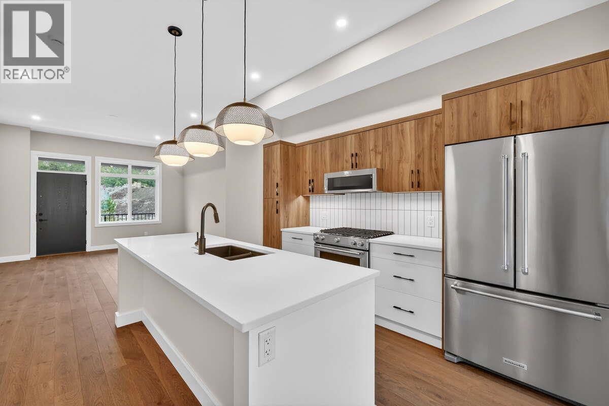 1550 Union Road Unit# 20, Kelowna, BC - Indoor Photo Showing Kitchen With Double Sink With Upgraded Kitchen