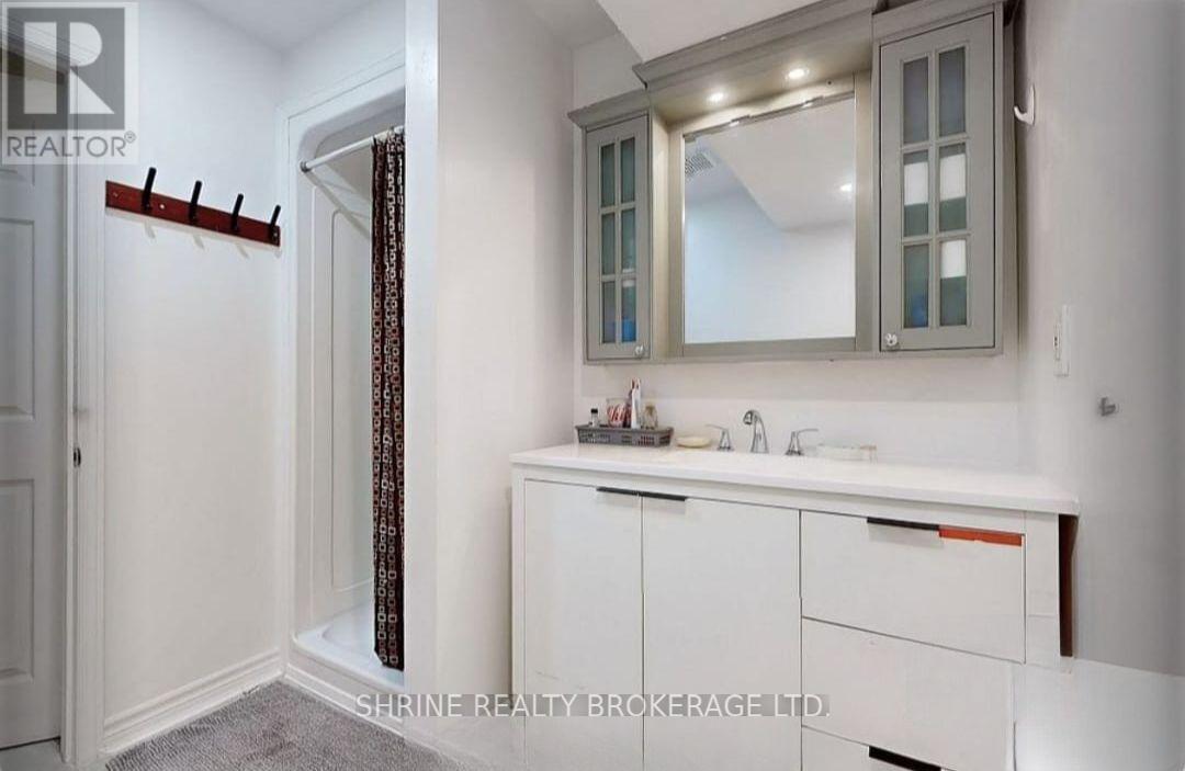 343 Fleming Drive, London East (East D), ON - Indoor Photo Showing Bathroom