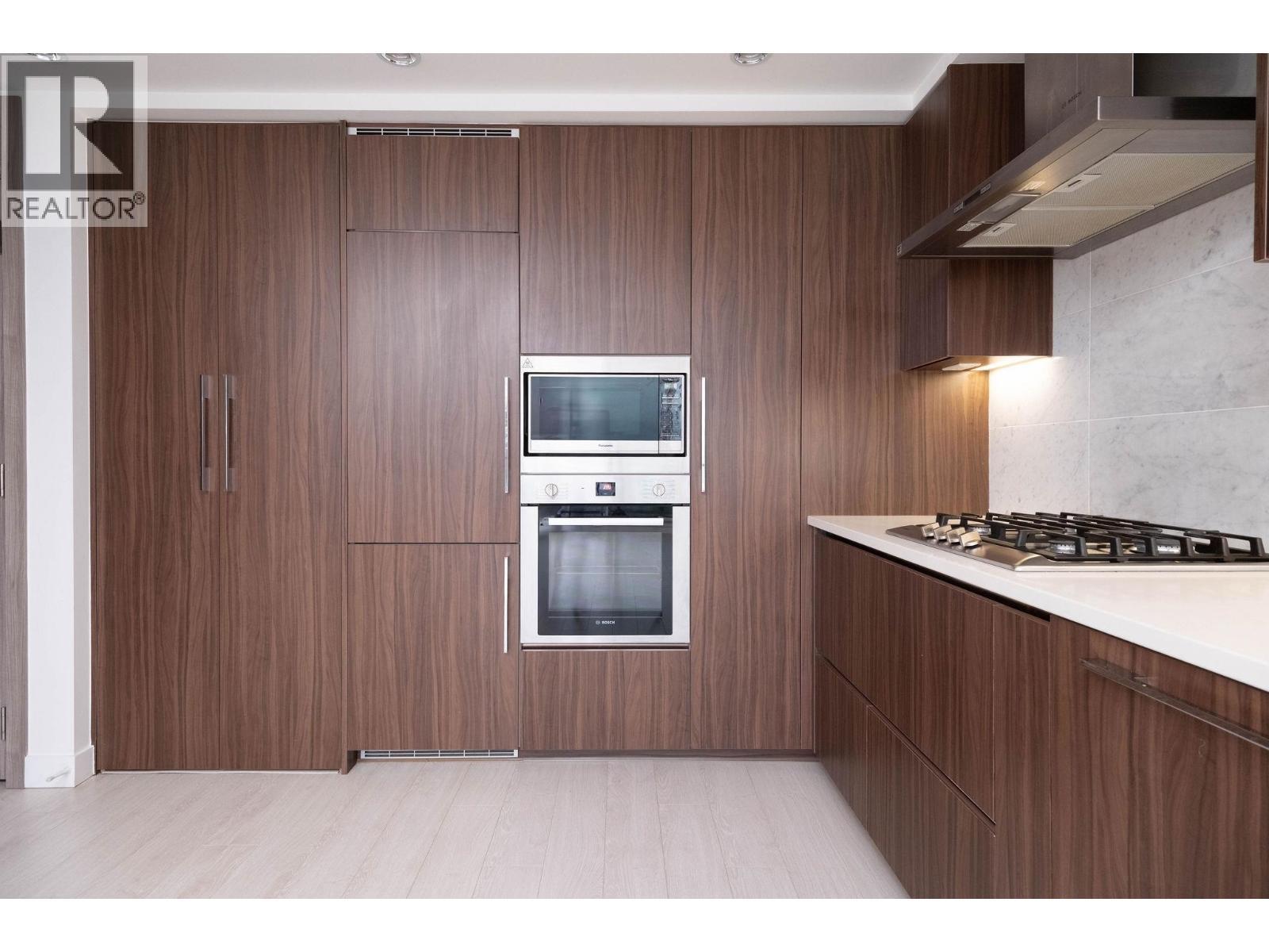 2508 4720 Lougheed Highway, Burnaby, BC - Indoor Photo Showing Kitchen With Upgraded Kitchen