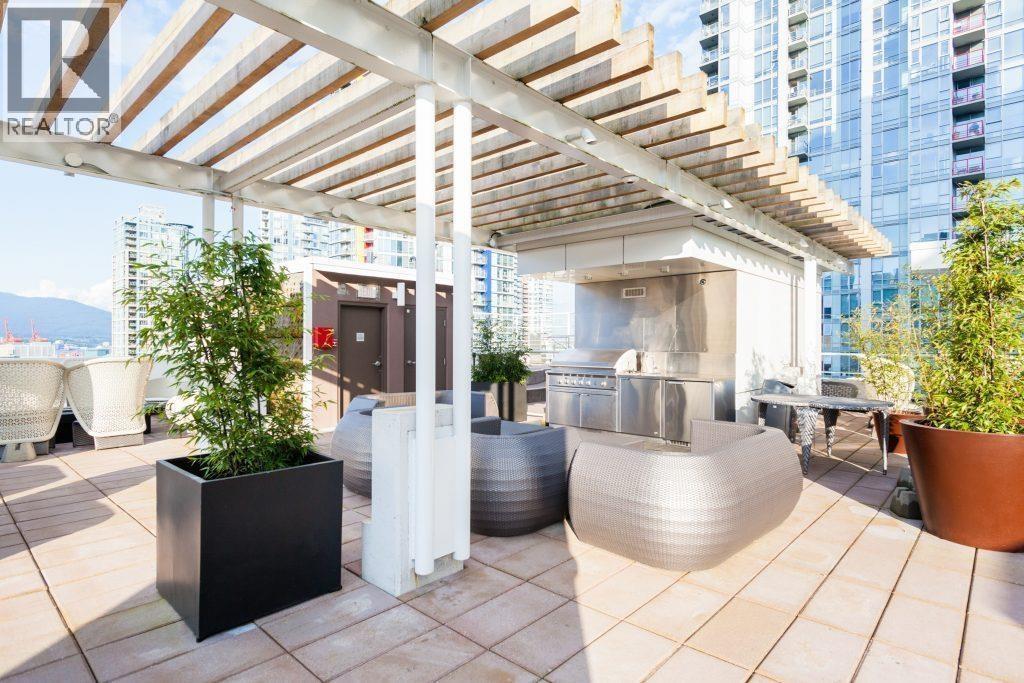 2301 161 W Georgia Street, Vancouver, BC - Outdoor