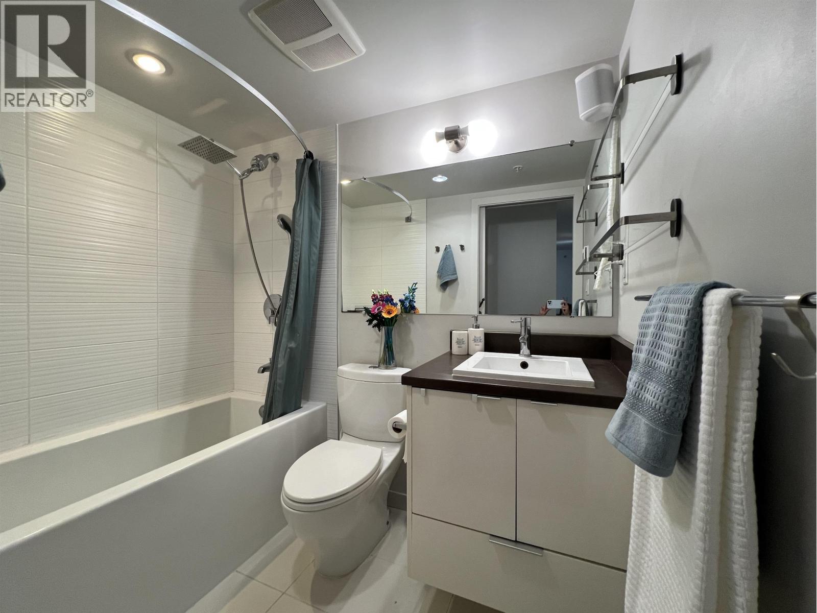 2301 161 W Georgia Street, Vancouver, BC - Indoor Photo Showing Bathroom