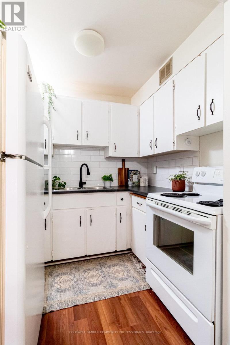 205 - 23 Main Street, Hamilton, ON - Indoor Photo Showing Kitchen