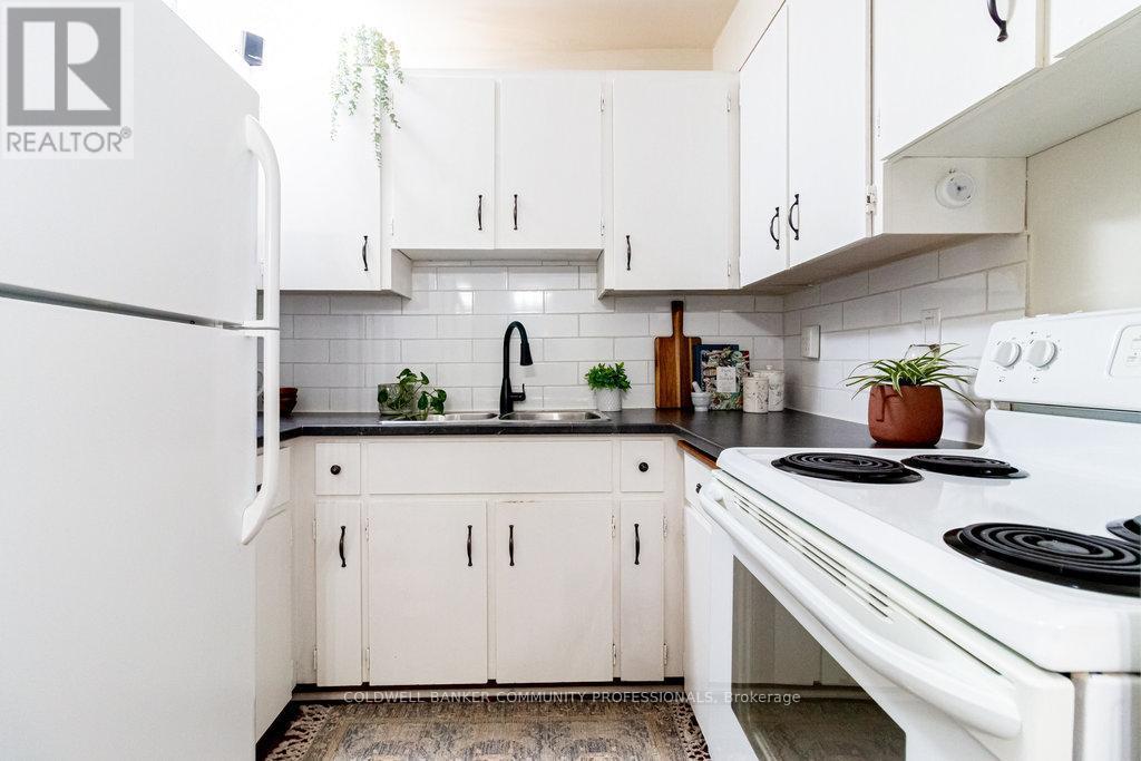 205 - 23 Main Street, Hamilton, ON - Indoor Photo Showing Kitchen