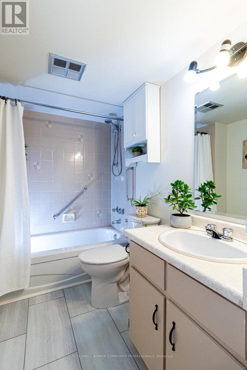 205 - 23 Main Street, Hamilton, ON - Indoor Photo Showing Bathroom