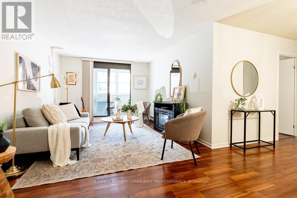 205 - 23 Main Street, Hamilton, ON - Indoor Photo Showing Living Room
