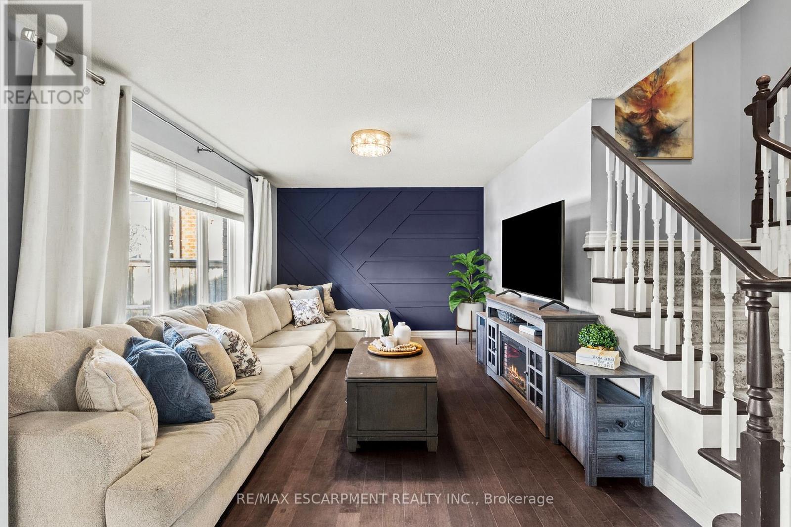 11 Wilbur Drive, Hamilton, ON - Indoor Photo Showing Living Room