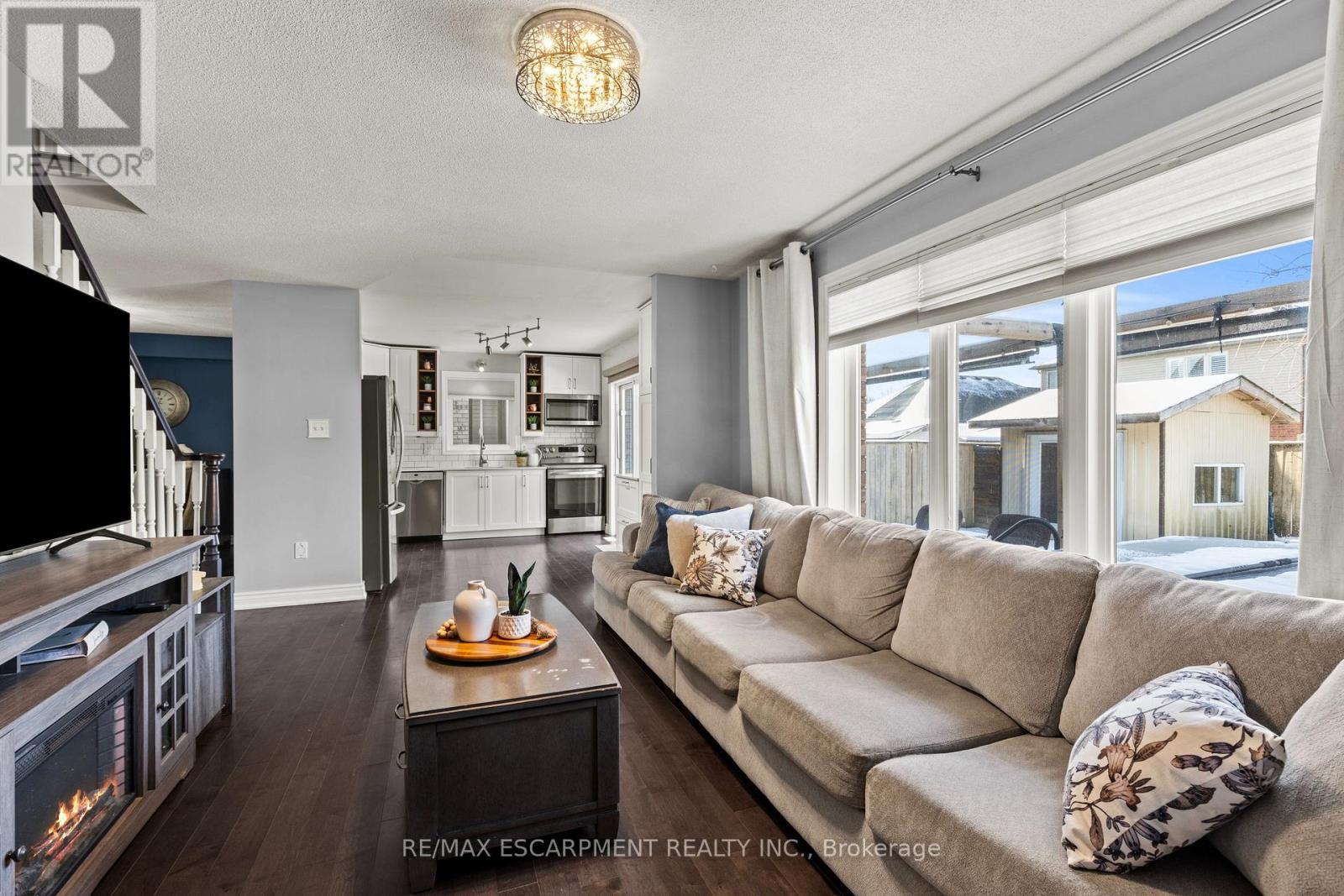 11 Wilbur Drive, Hamilton, ON - Indoor Photo Showing Living Room