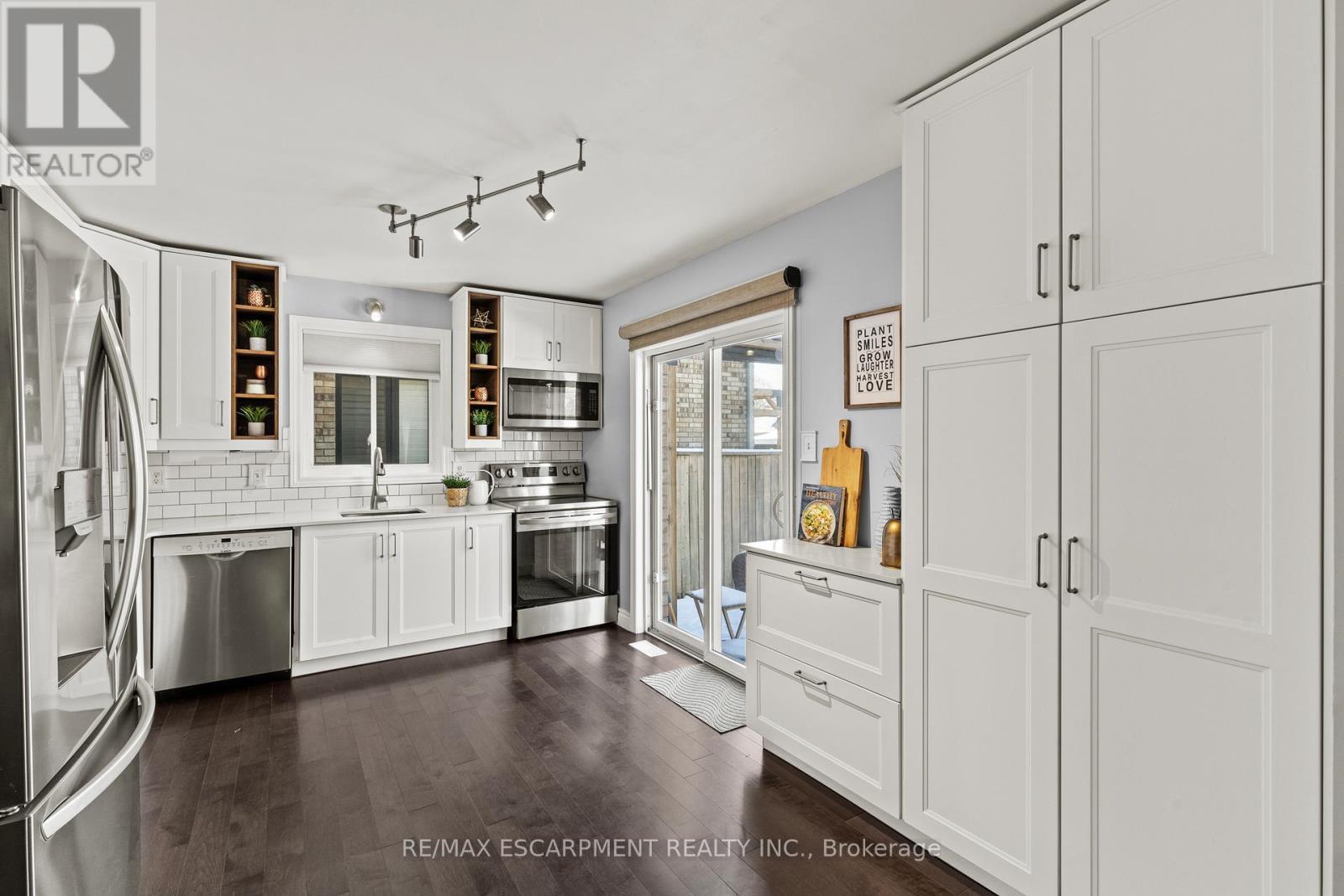 11 Wilbur Drive, Hamilton, ON - Indoor Photo Showing Kitchen