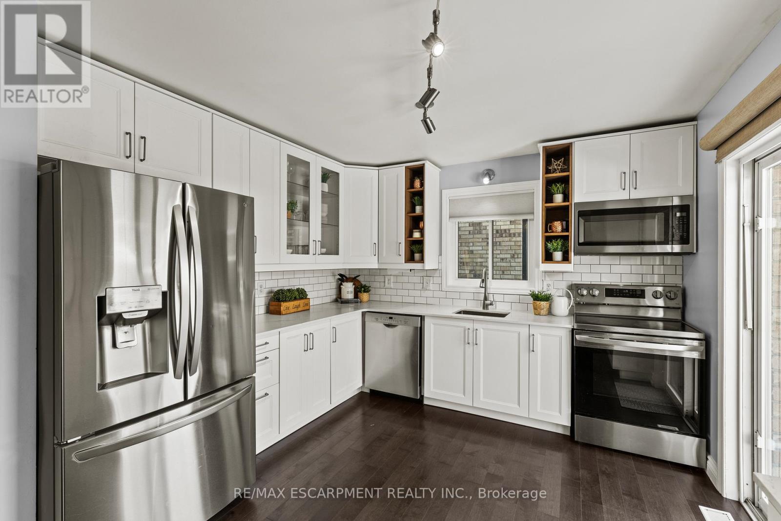 11 Wilbur Drive, Hamilton, ON - Indoor Photo Showing Kitchen With Upgraded Kitchen