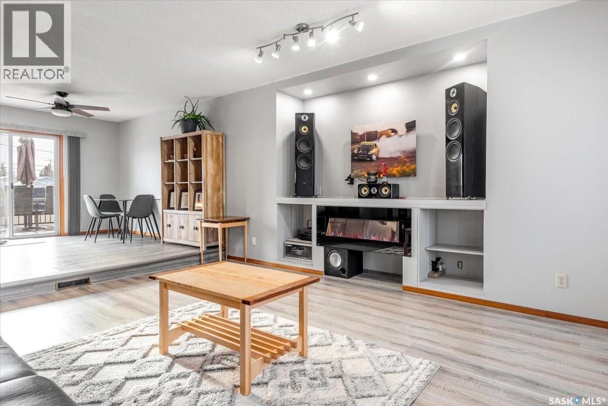 4317 3Rd Avenue N, Regina, SK - Indoor Photo Showing Living Room