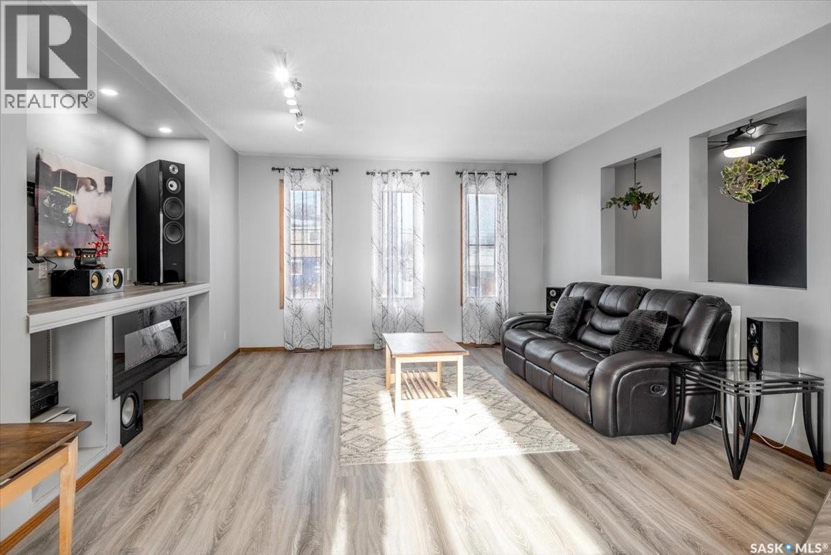 4317 3Rd Avenue N, Regina, SK - Indoor Photo Showing Living Room