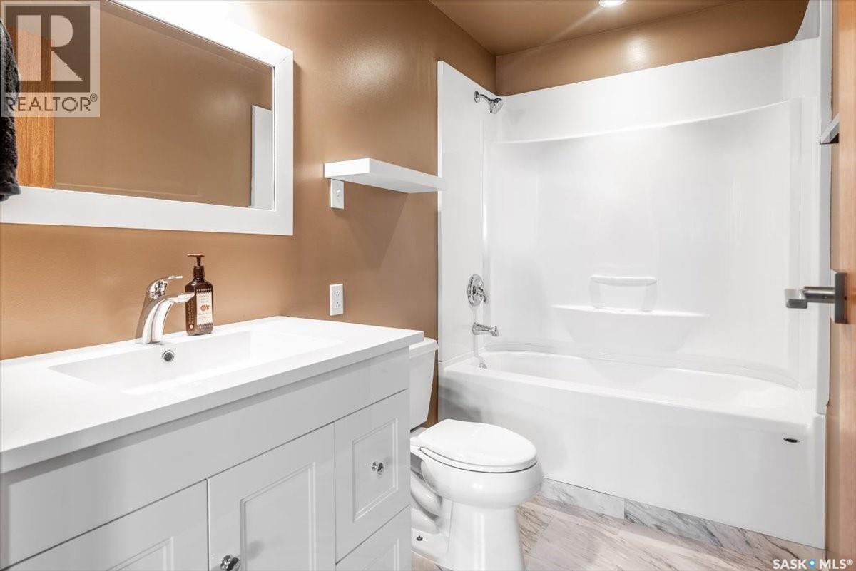 4317 3Rd Avenue N, Regina, SK - Indoor Photo Showing Bathroom