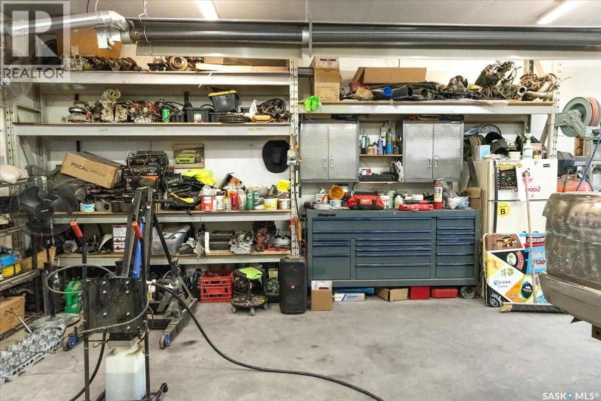 4317 3Rd Avenue N, Regina, SK - Indoor Photo Showing Garage