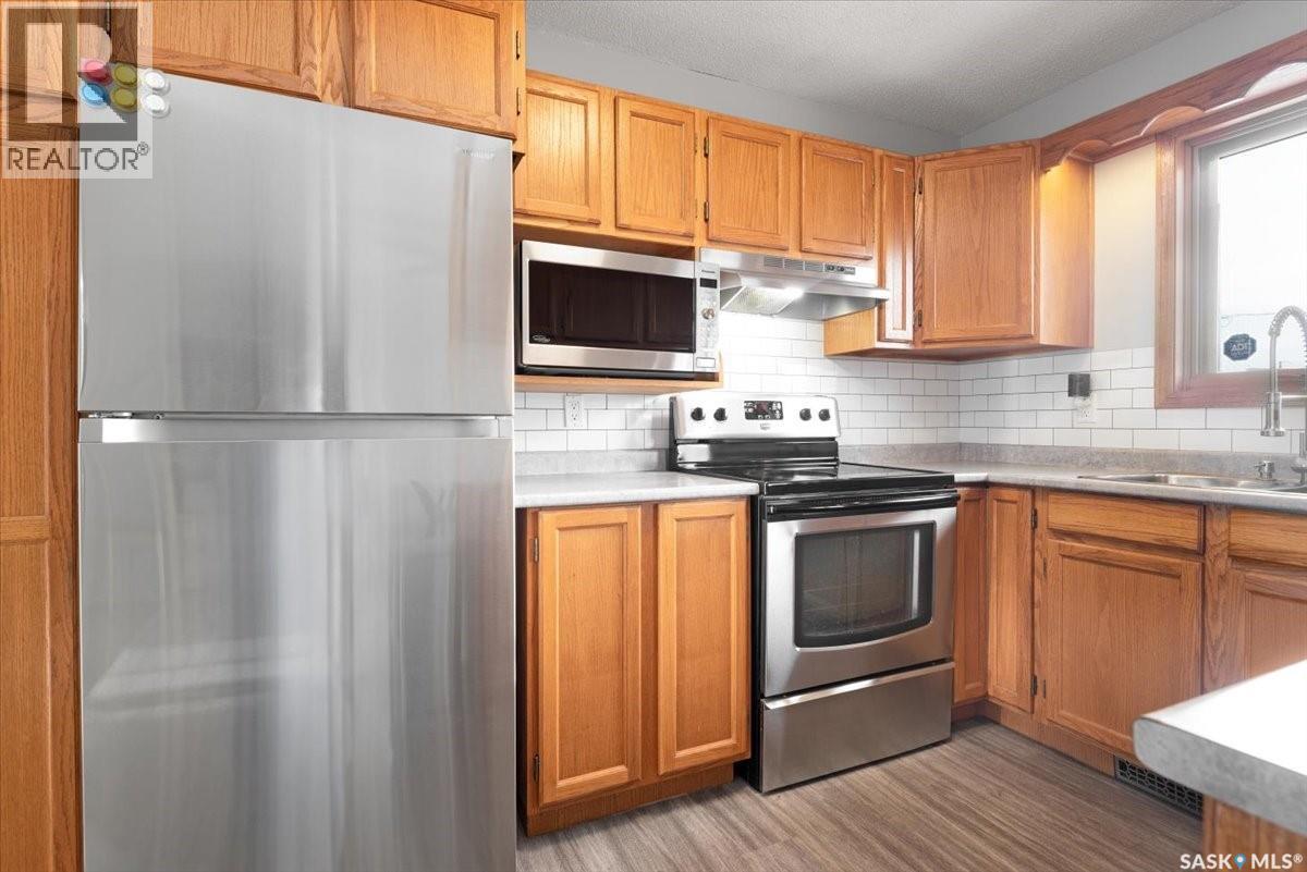 4317 3Rd Avenue N, Regina, SK - Indoor Photo Showing Kitchen