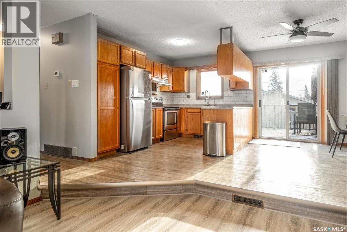 4317 3Rd Avenue N, Regina, SK - Indoor Photo Showing Kitchen