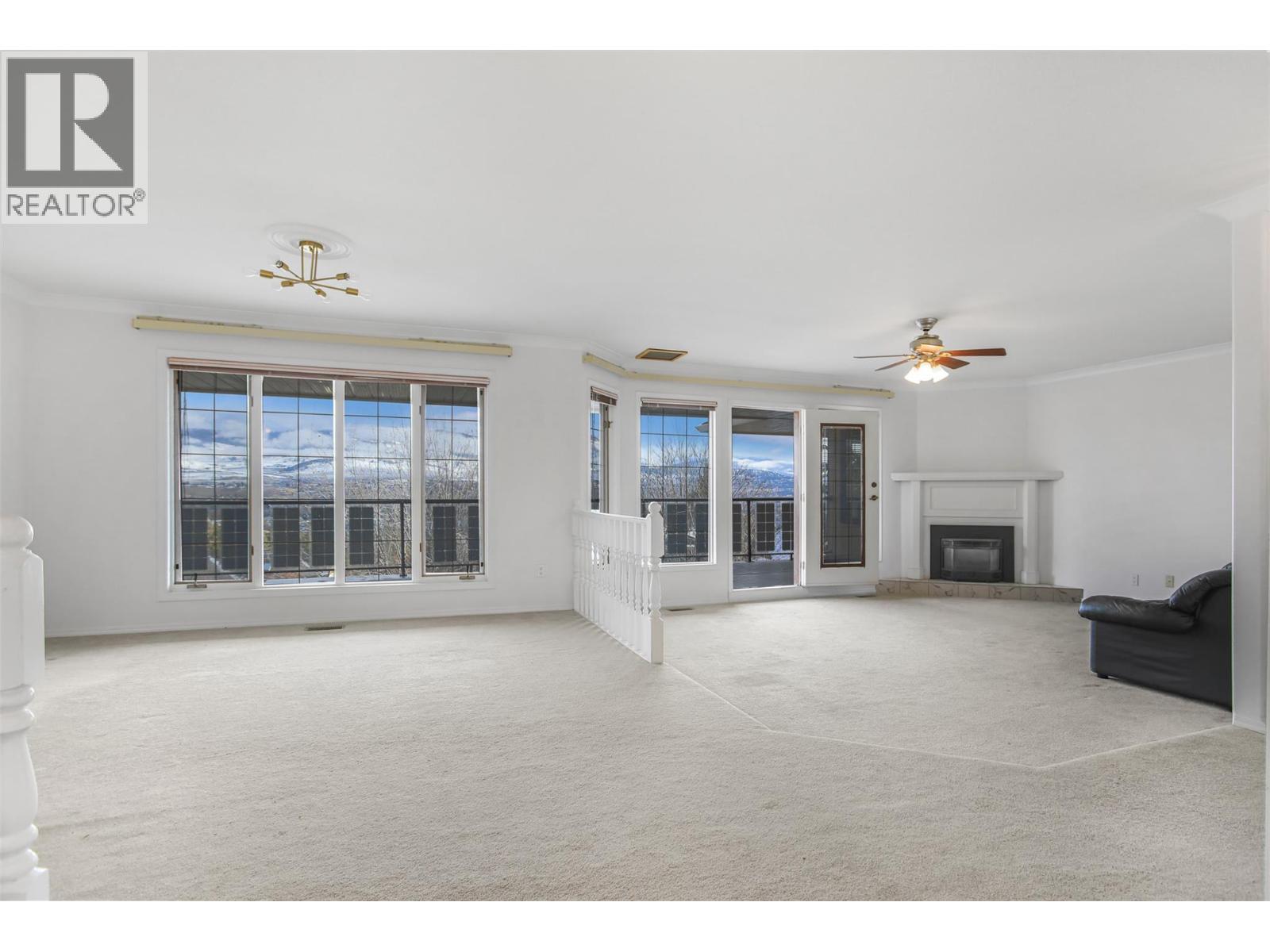 727 Cassiar Crescent, Kelowna, BC - Indoor Photo Showing Living Room With Fireplace