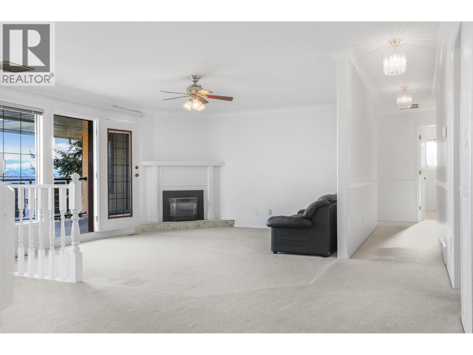 727 Cassiar Crescent, Kelowna, BC - Indoor With Fireplace