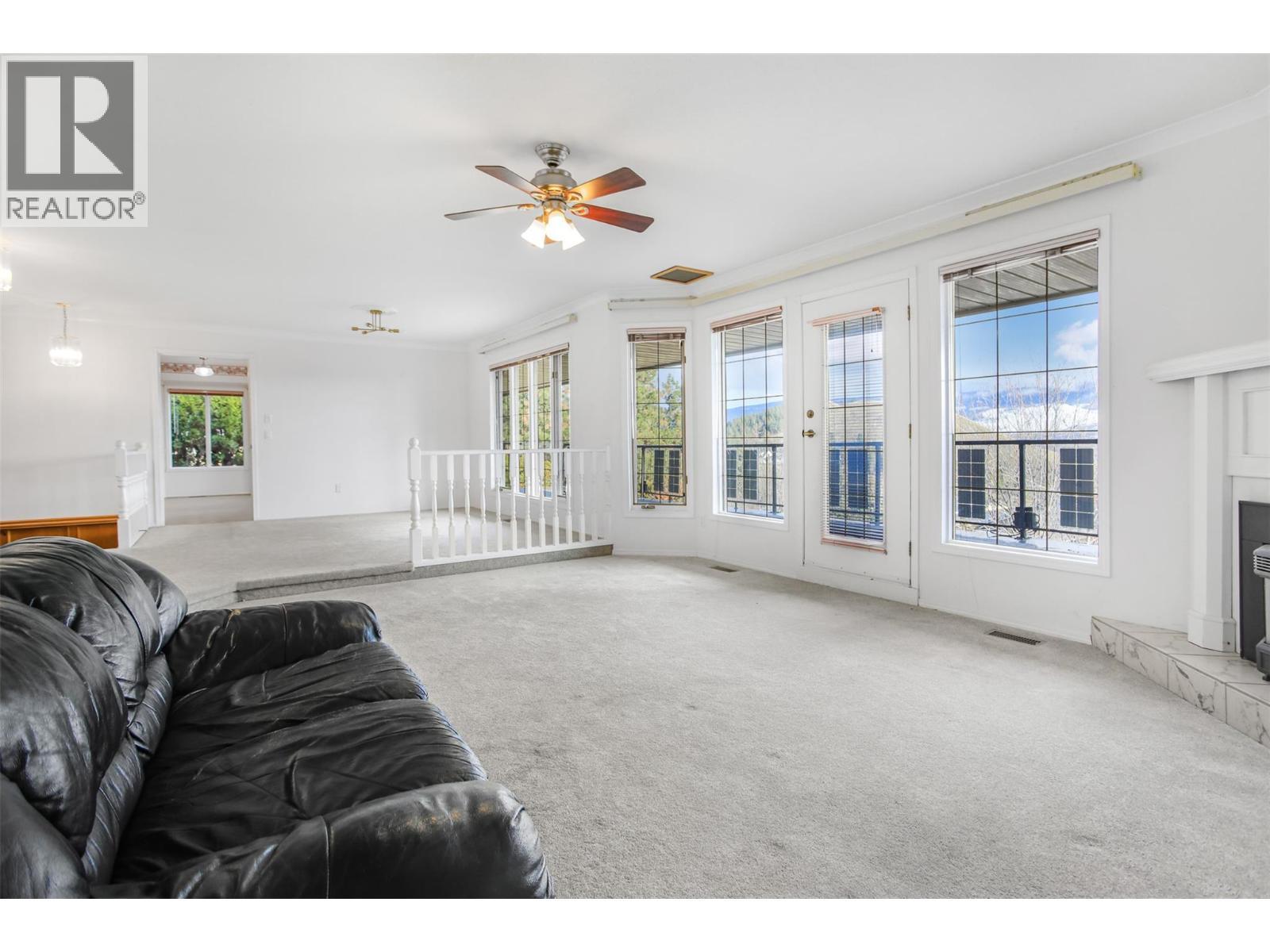 727 Cassiar Crescent, Kelowna, BC - Indoor With Fireplace