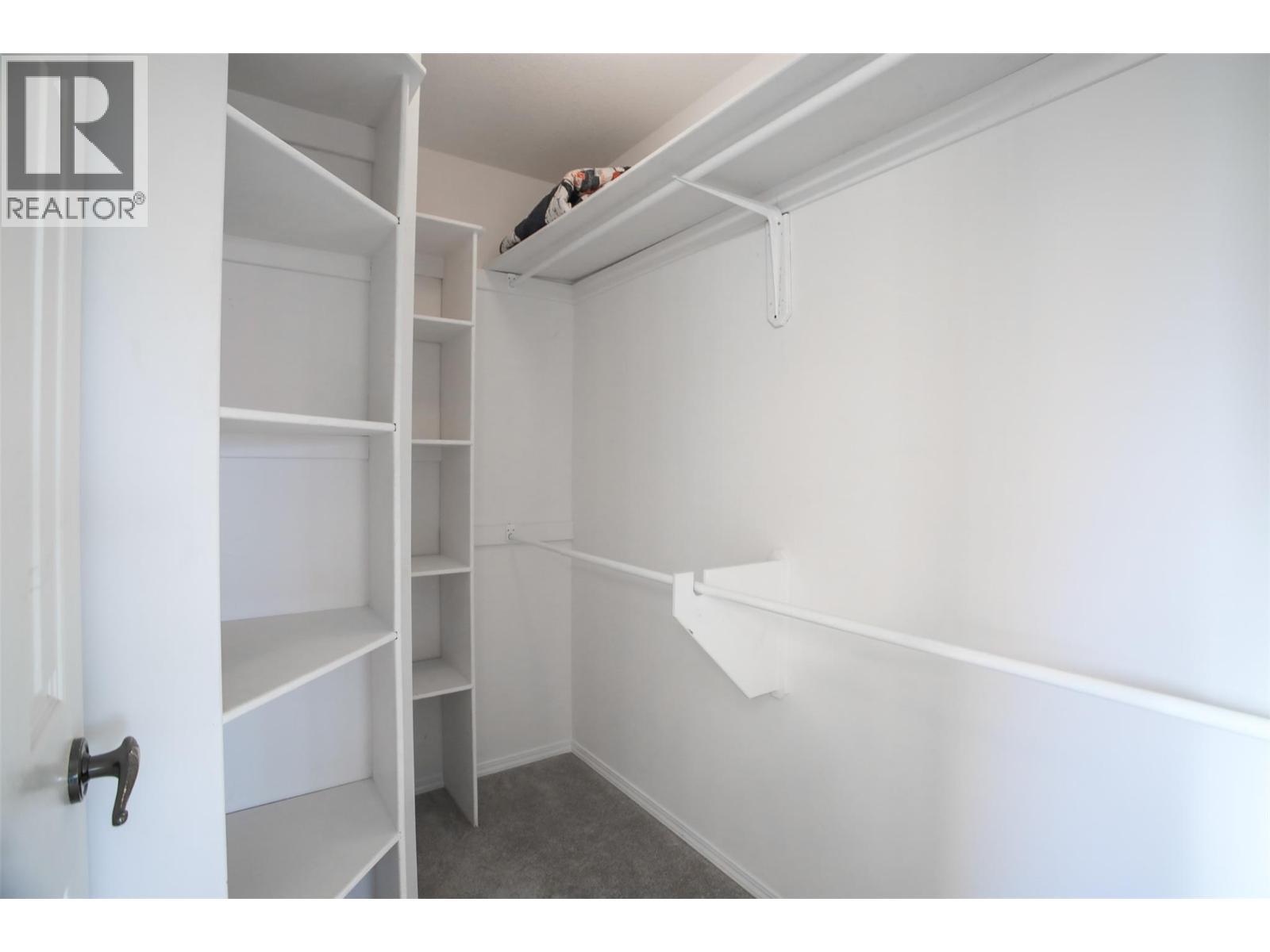727 Cassiar Crescent, Kelowna, BC - Indoor With Storage