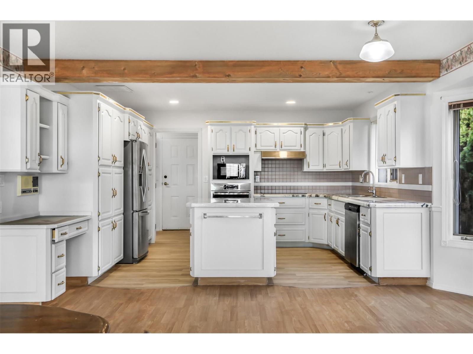 727 Cassiar Crescent, Kelowna, BC - Indoor Photo Showing Kitchen With Upgraded Kitchen