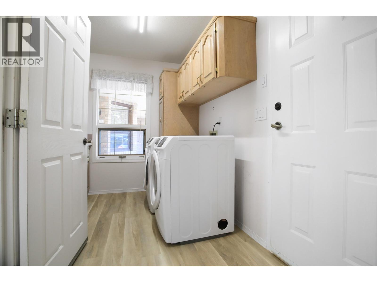 727 Cassiar Crescent, Kelowna, BC - Indoor Photo Showing Laundry Room
