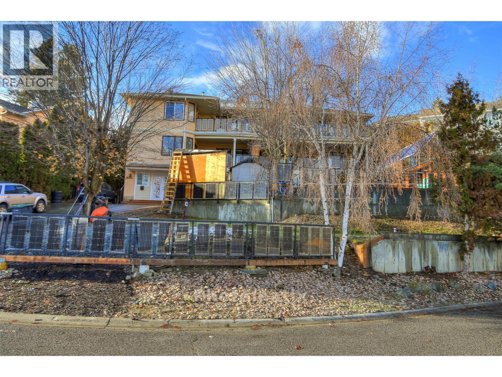 727 Cassiar Crescent, Kelowna, BC - Outdoor With Deck Patio Veranda
