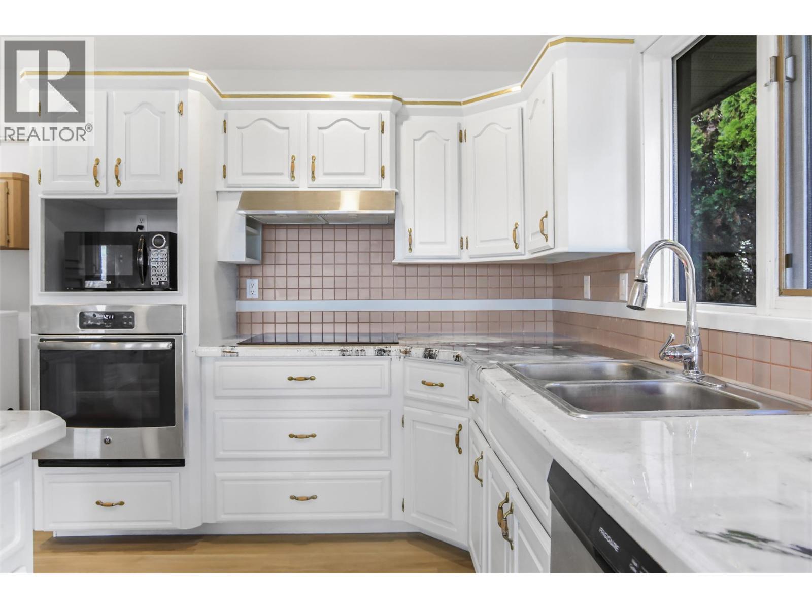 727 Cassiar Crescent, Kelowna, BC - Indoor Photo Showing Kitchen With Double Sink