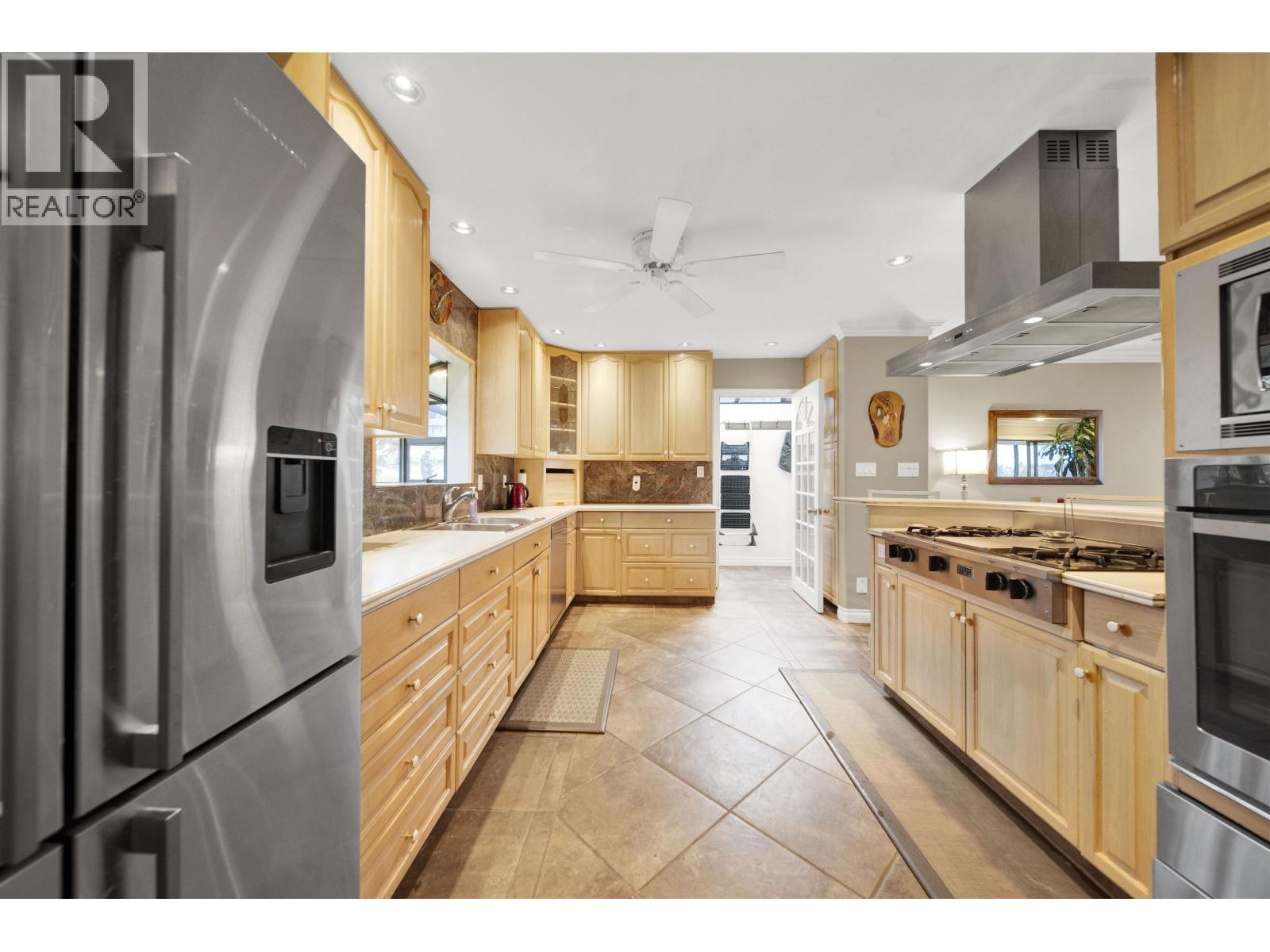 756 Shaw Avenue, Coquitlam, BC - Indoor Photo Showing Kitchen With Upgraded Kitchen