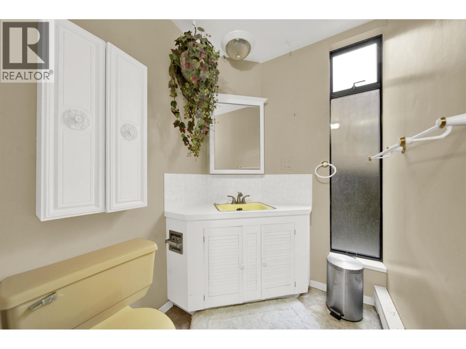 756 Shaw Avenue, Coquitlam, BC - Indoor Photo Showing Bathroom