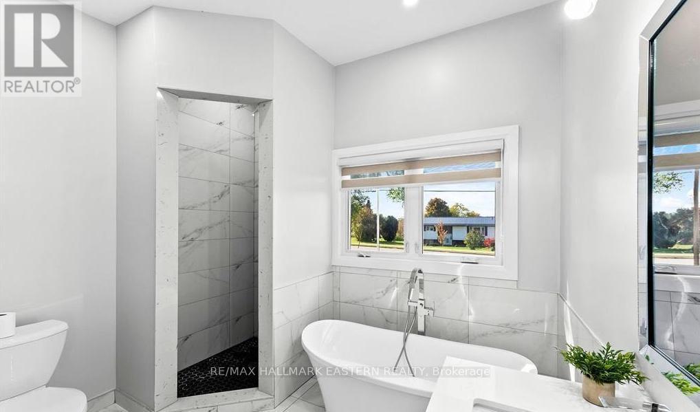 1037 East Communication Road, Selwyn, ON - Indoor Photo Showing Bathroom