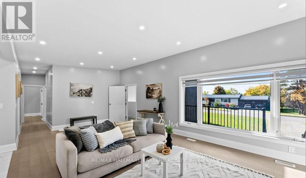 1037 East Communication Road, Selwyn, ON - Indoor Photo Showing Living Room