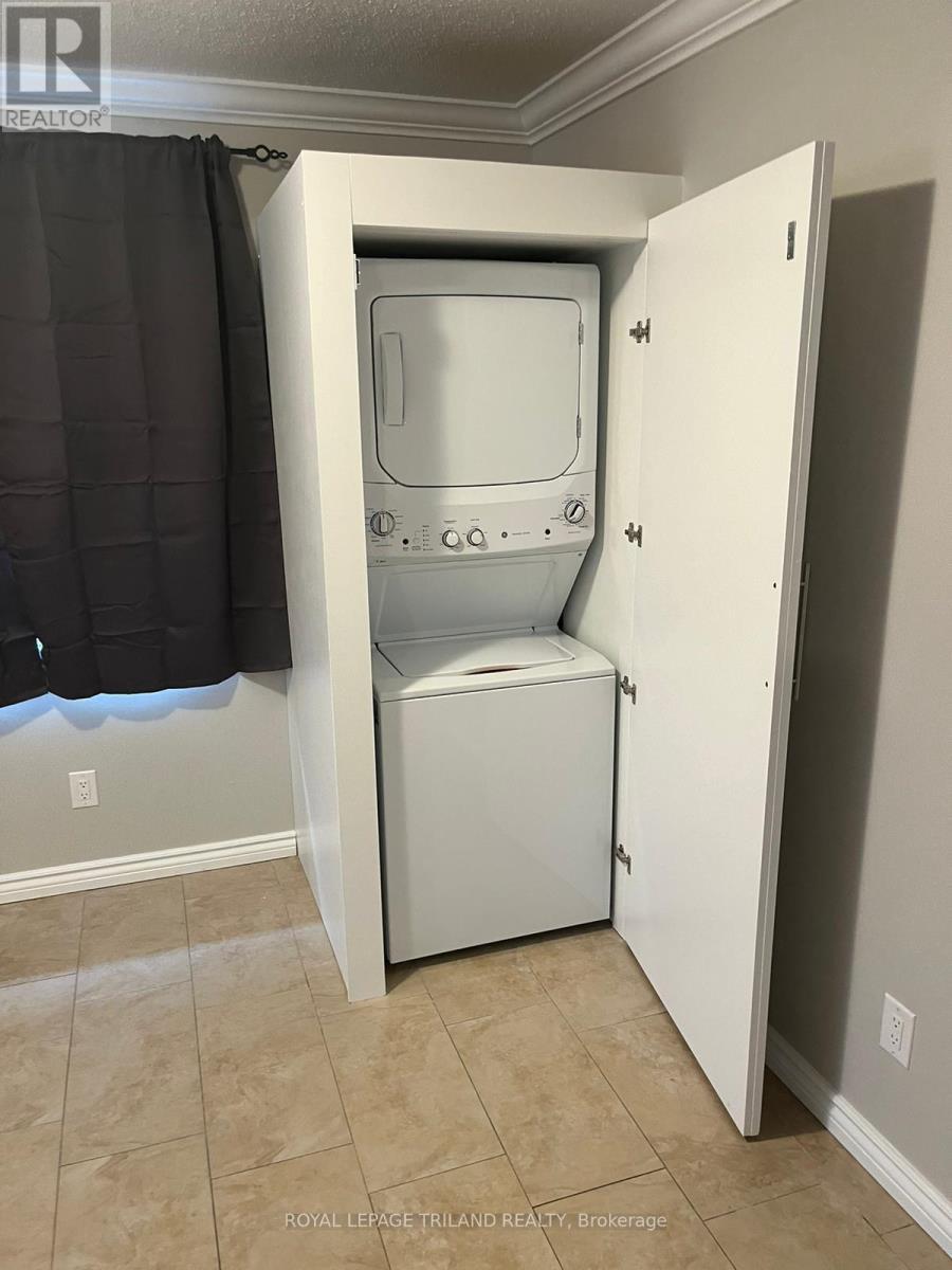 Washer and Dryer 2 - Main - 1072 Jalna Boulevard, London South (South X), ON - Indoor Photo Showing Laundry Room