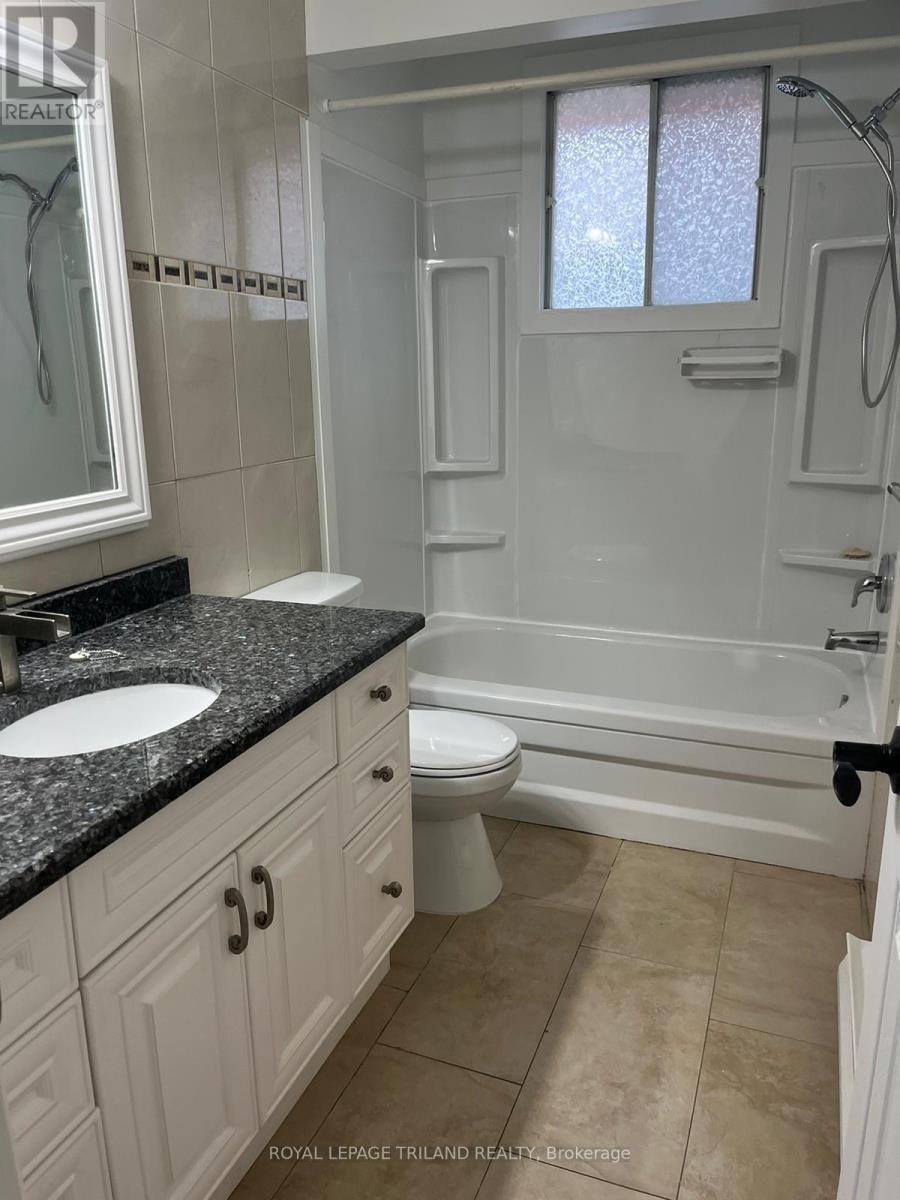 Washroom - Main - 1072 Jalna Boulevard, London South (South X), ON - Indoor Photo Showing Bathroom