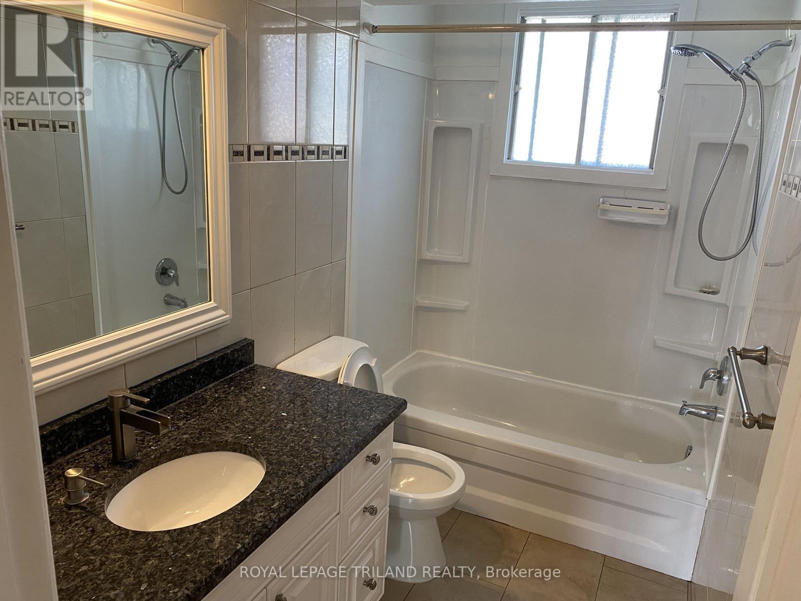 Bathroom - Main - 1072 Jalna Boulevard, London South (South X), ON - Indoor Photo Showing Bathroom