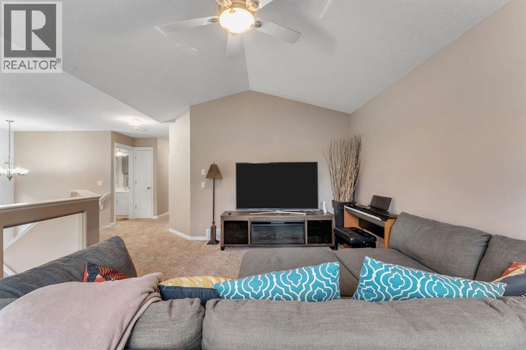 405 Kincora Drive Nw, Calgary, AB - Indoor Photo Showing Living Room
